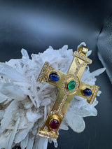Beeindruckendes Kreuz in 18 Karat Gelbgold mit Brillanten, Smaragd, Rubin & Saphiren