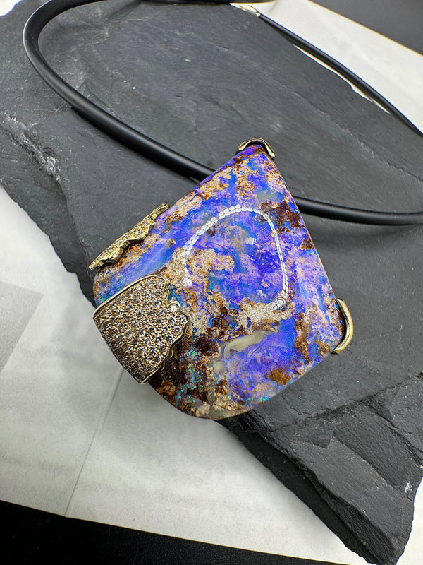 Handgefertigter Matrix-Opal Anhänger in 18 Karat Gelbgold mit feinen Brillanten