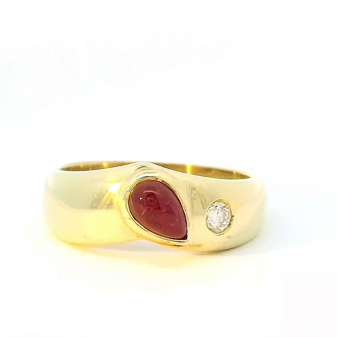 Eleganter Ring in 14 Karat Gelbgold mit Rubin & Brillant