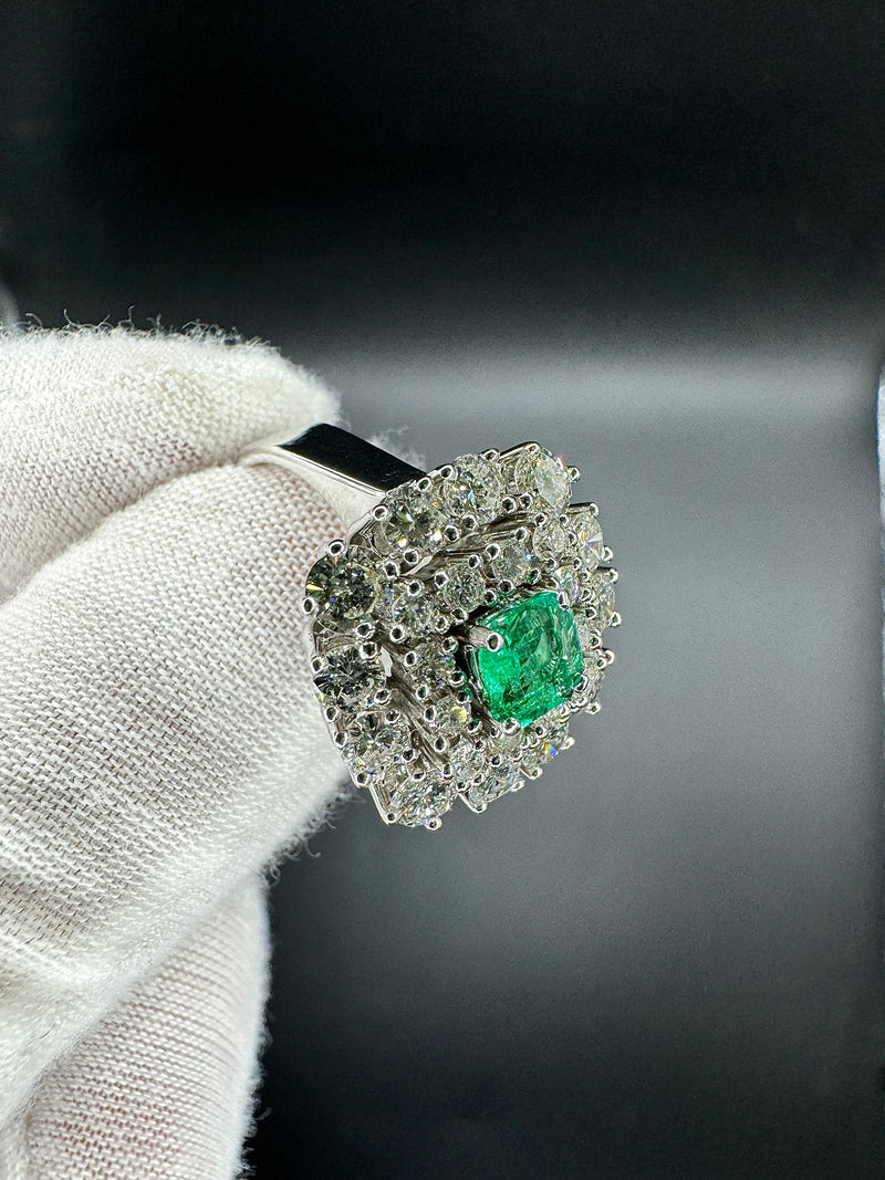 Prunkvoller Cocktailring in 14 Karat Weißgold mit leuchtendem Smaragd & Brillanten