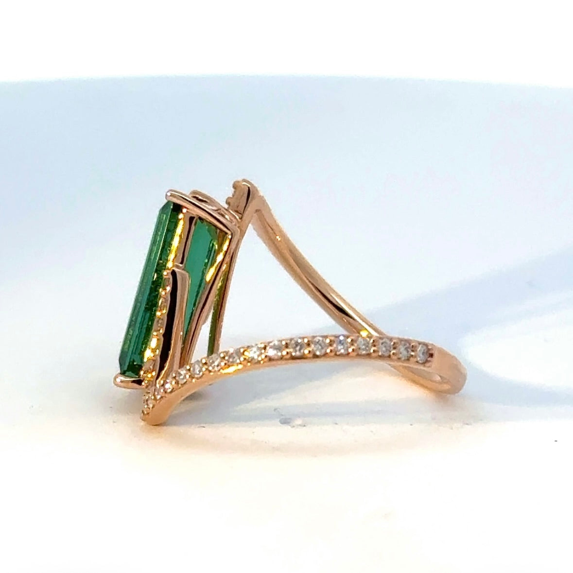 Eleganter Ring in 14 Karat Rosegold mit Lagoon-Turmalin & Brillanten