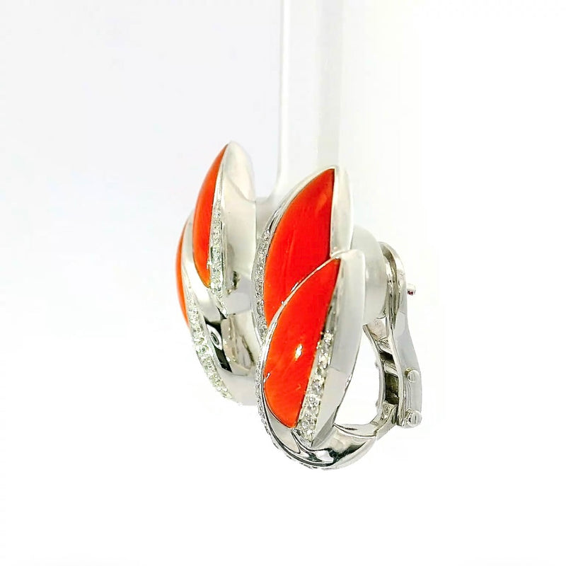 Hochwertige Ohrringe in 18 Karat Weißgold mit handgeschnitzter Koralle