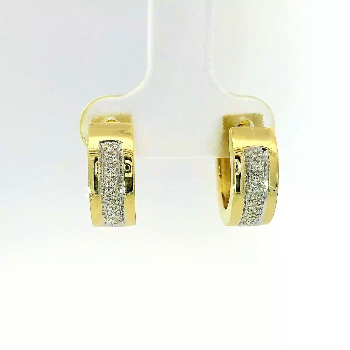 Zeitlose Kreolen in 14 Karat Gelbgold mit Diamanten