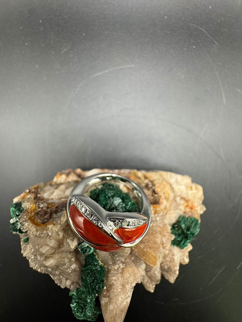 Edler Ring in 18 Karat Weißgold mit leuchtender Koralle & Brillanten