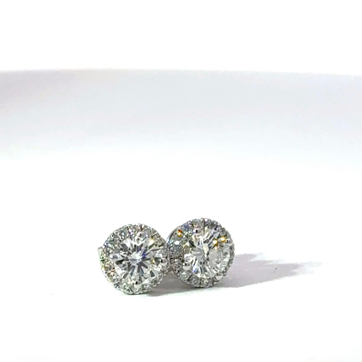 Moderne Brillantstecker in 18 Karat Weißgold mit hochfeinen Brillanten