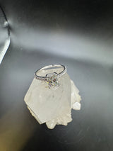 Edler Solitär-Ring in 18 Karat Weißgold mit Radiant-Brillant & Pavé-Besatz