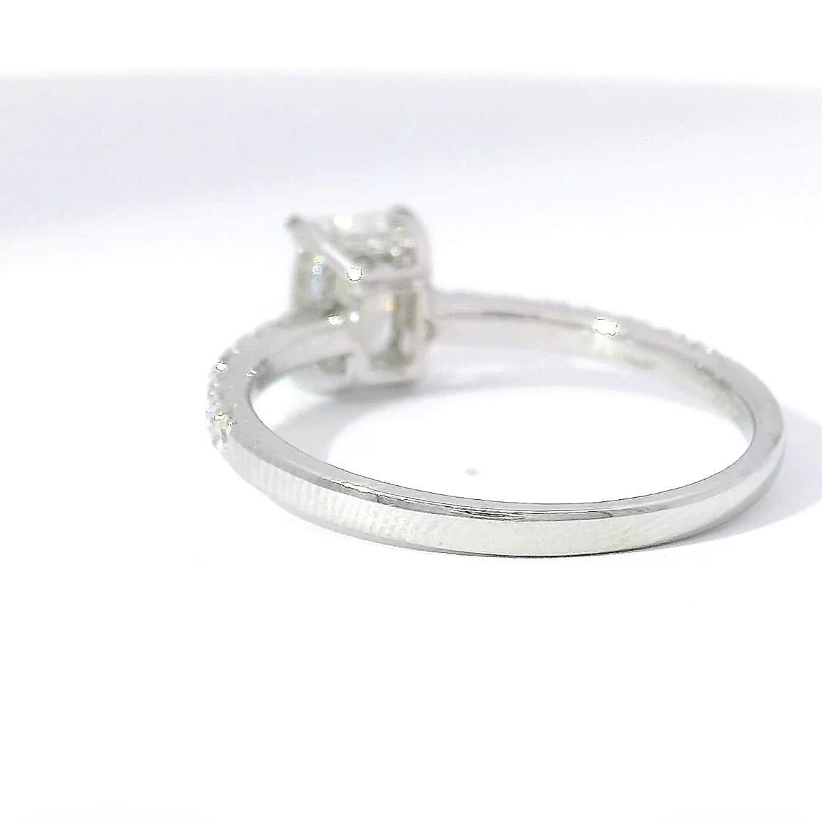 Elegant Solitaire Ring in 18 Karat White Gold with Radiant Brilliant & Pavé Setting