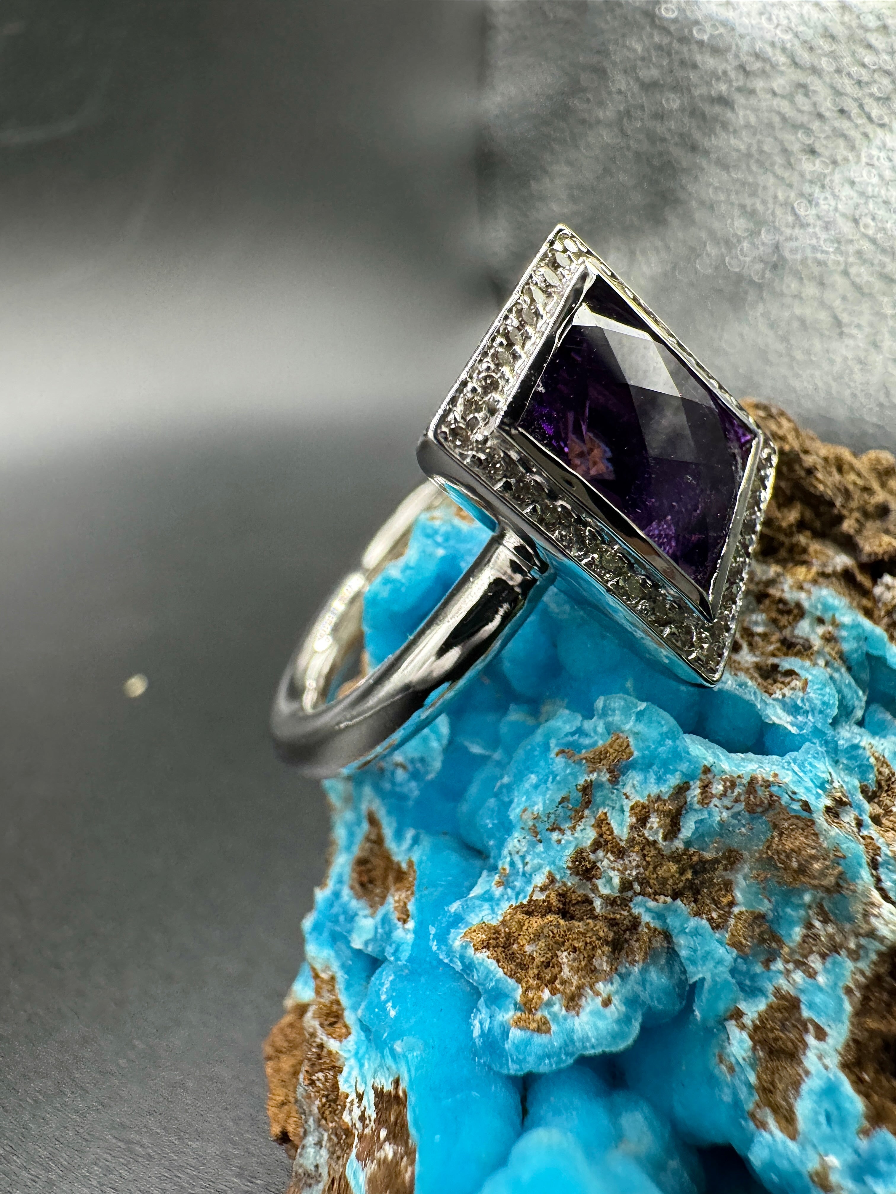 Massiver Ring in 18 Karat Weißgold mit Amethyst und Brillanten