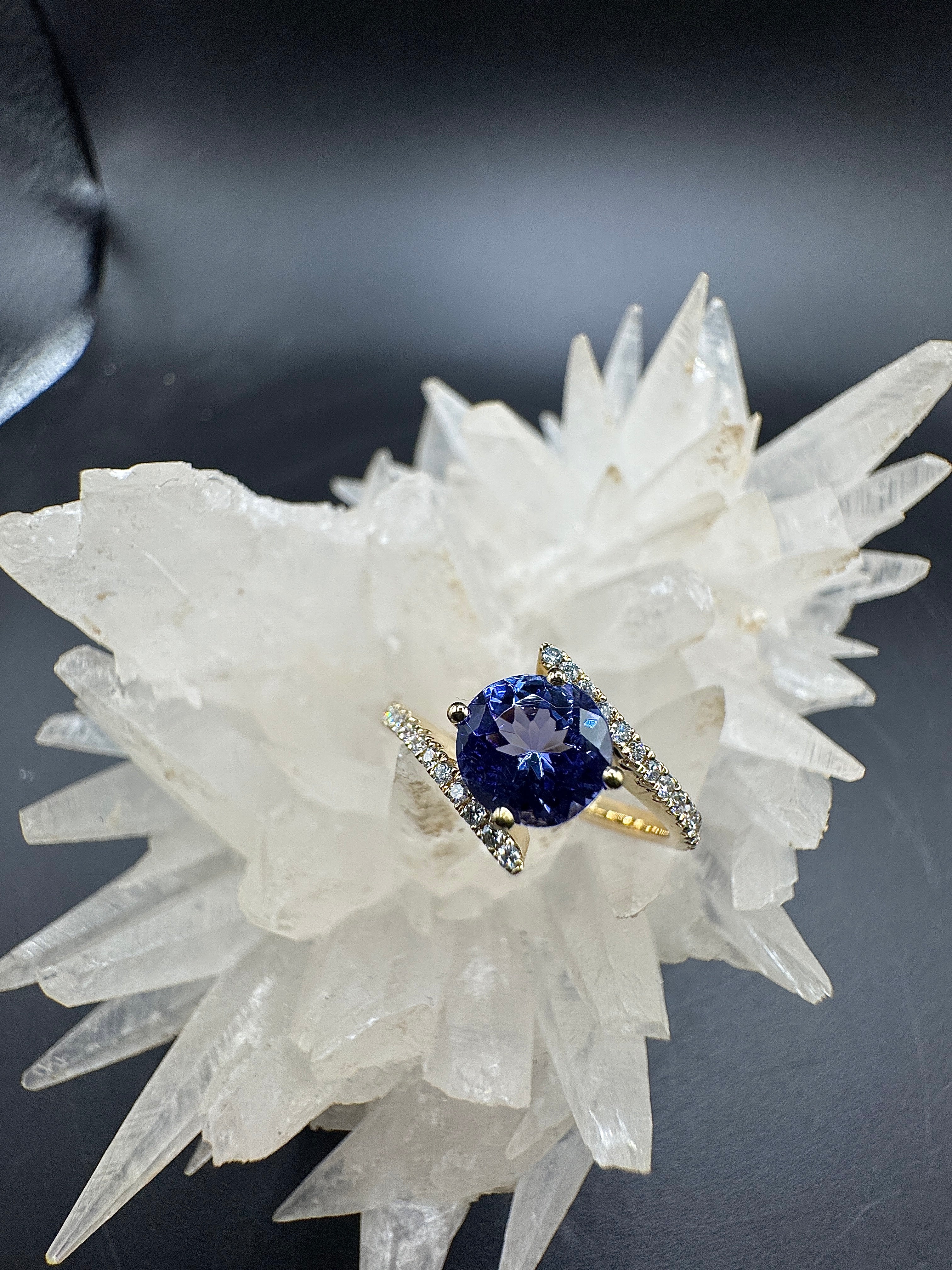 Modern ring in 14 karat yellow gold with very fine tanzanite & brilliant-cut diamonds