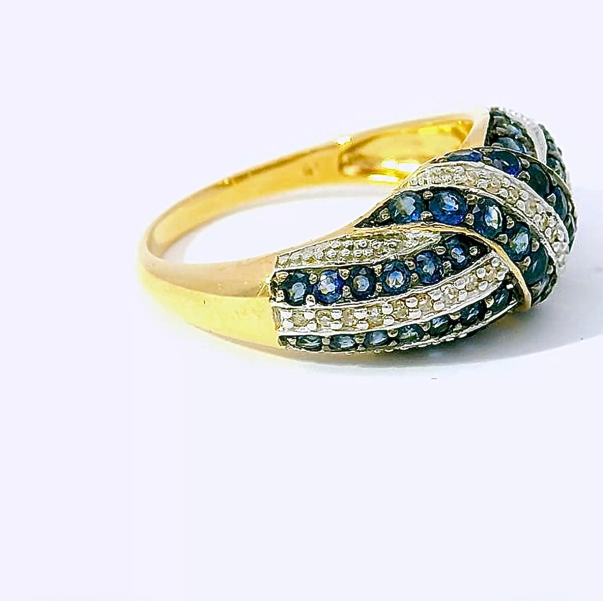 Wirkungsvoller Ring in 14 Karat Gelbgold mit Saphiren & Diamanten