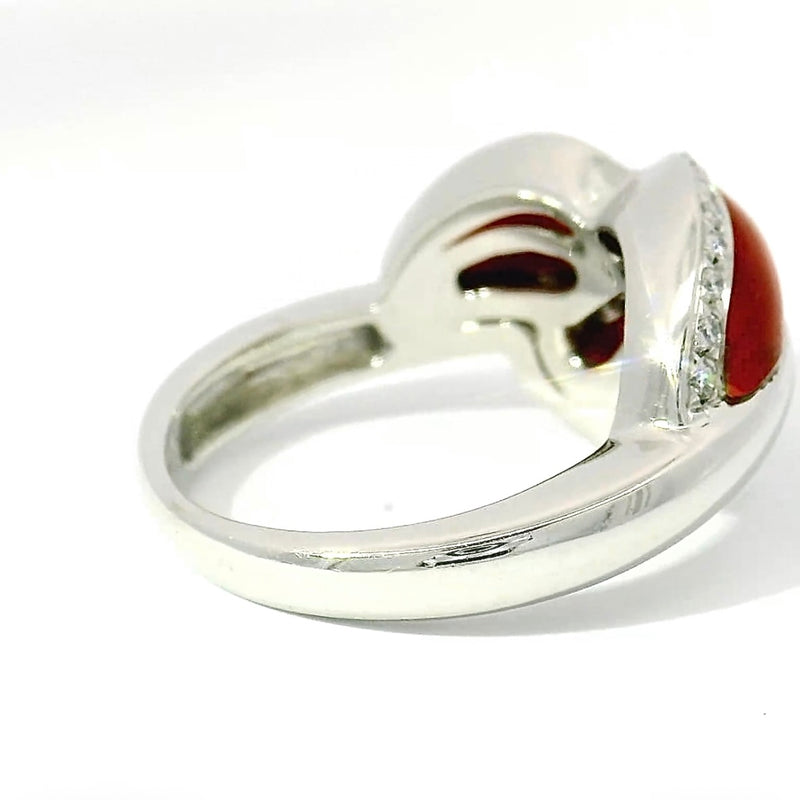 Edler Ring in 18 Karat Weißgold mit leuchtender Koralle & Brillanten