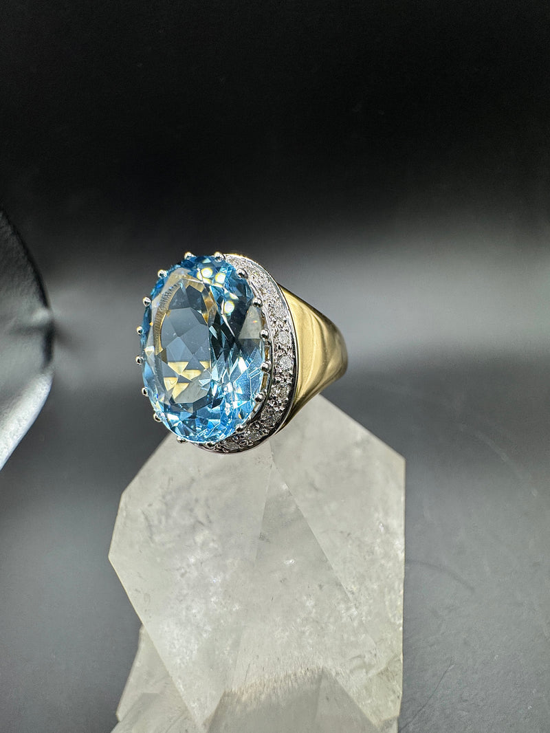 Edler Ring in 18 Karat Gelbgold mit augenreinem Aquamarin & Brillanten