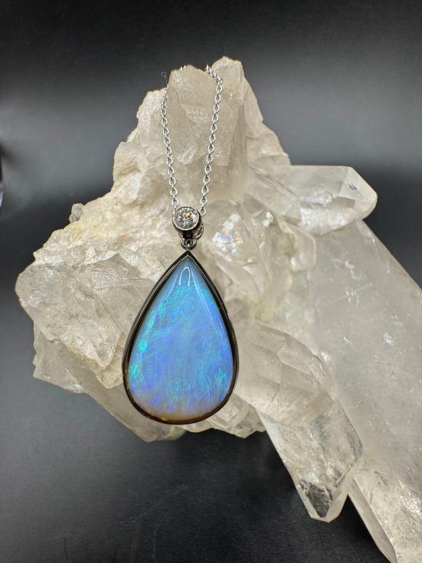 Australischer Opal Anhänger in 14 Karat Schwarzgold mit feinen Brillant