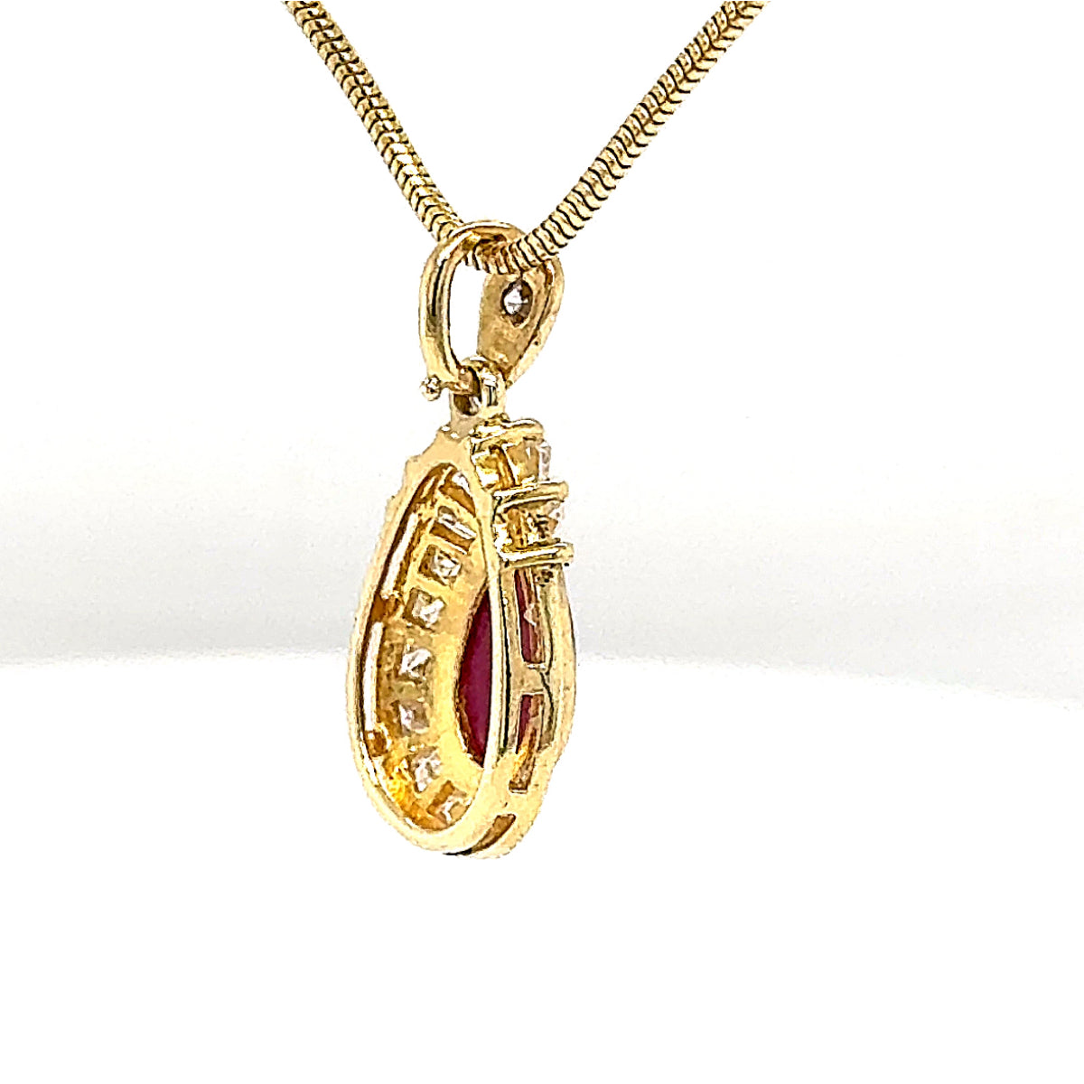 Strahlender Anhänger in 18 Karat Gelbgold mit Rubin & Diamanten + Schlangenkette