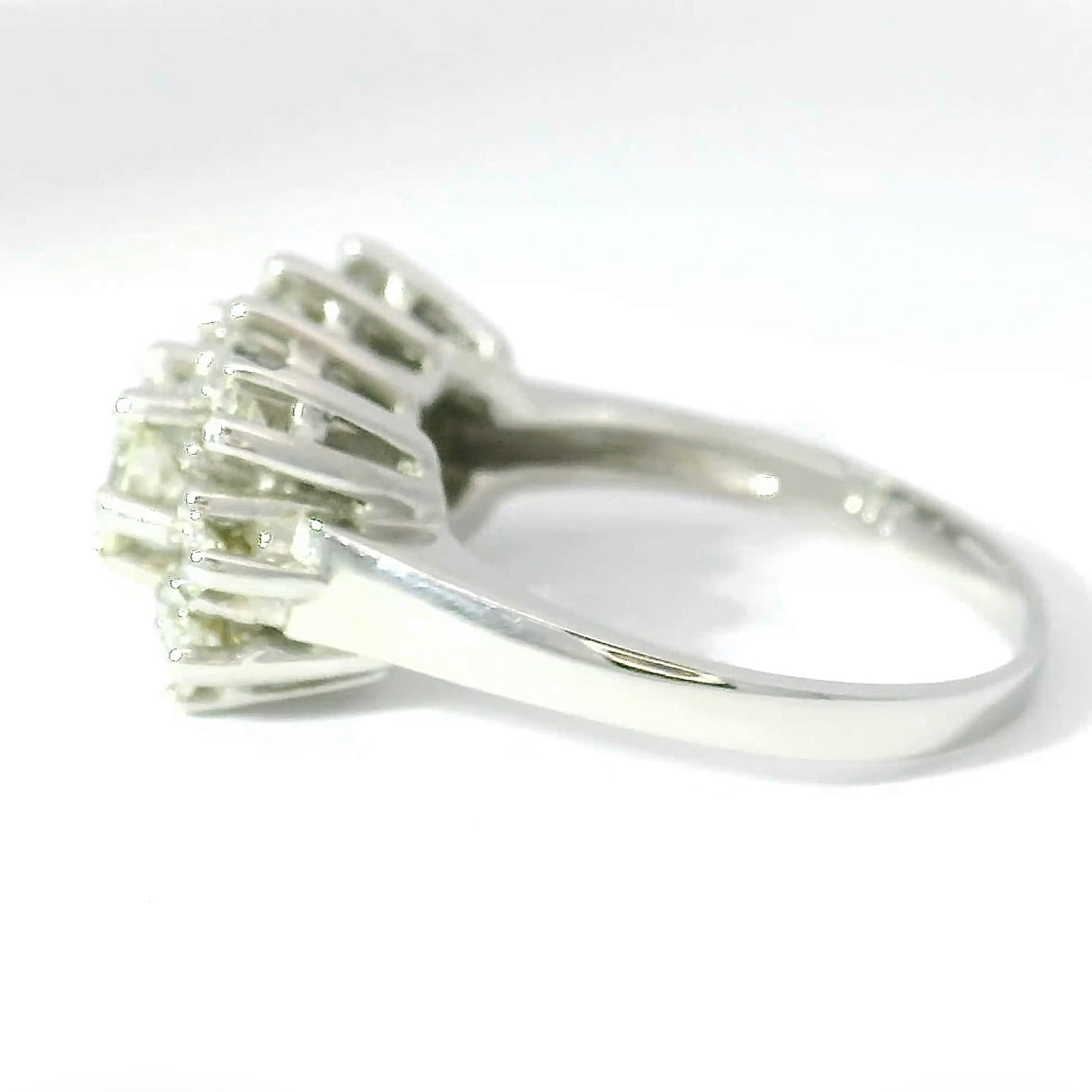 Timeless Vintage Ring in 14 Karat White Gold with Brilliant Cut Diamonds