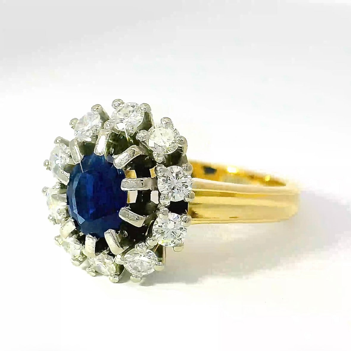 High-quality ring in 18 carat yellow & white gold with sapphire & brilliant-cut diamonds