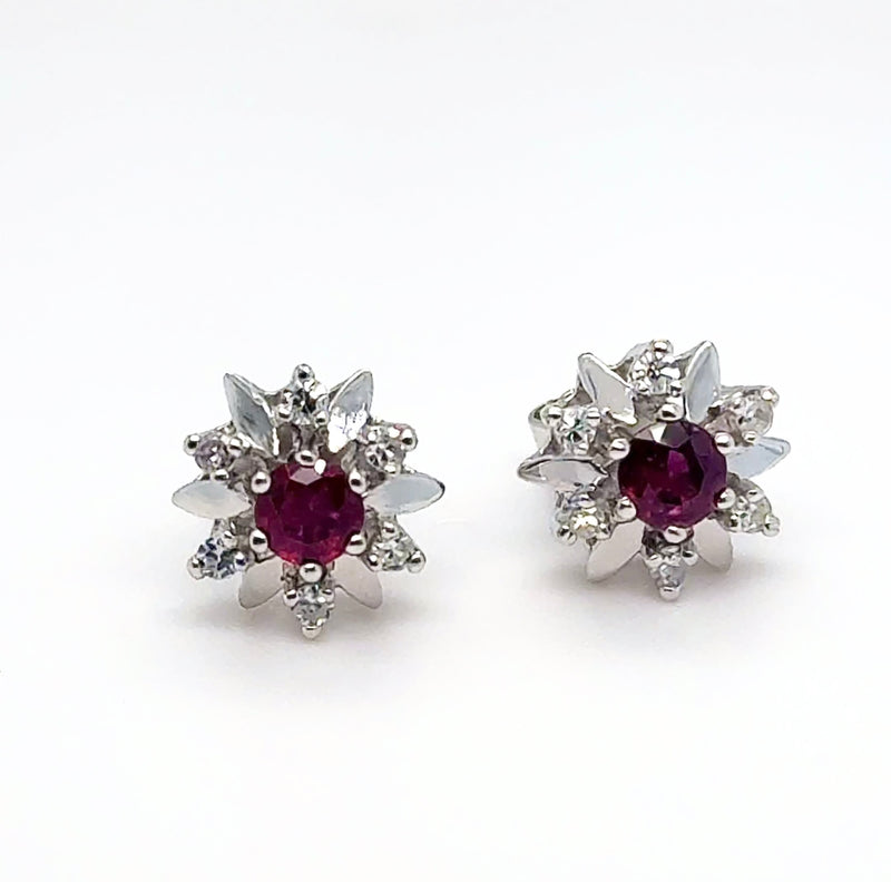 Stilvolle Ohrstecker in 14 Karat Weißgold mit feinen Rubin & Diamanten