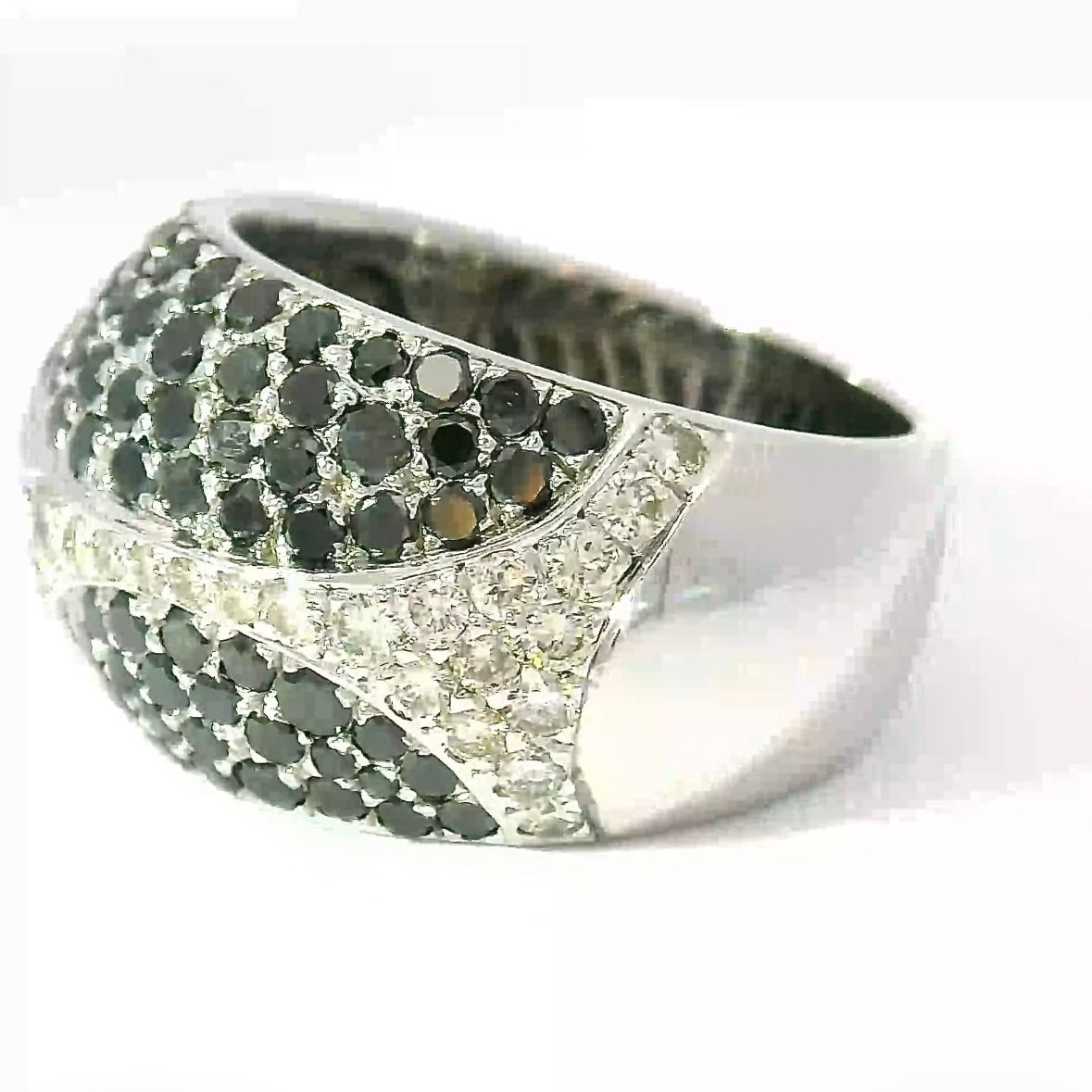 Substantial 18k white gold cocktail ring with black & white brilliant-cut diamonds