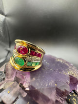 Dominanter Ring in 18 Karat Gelbgold mit Rubinen, Smaragden & Brillanten