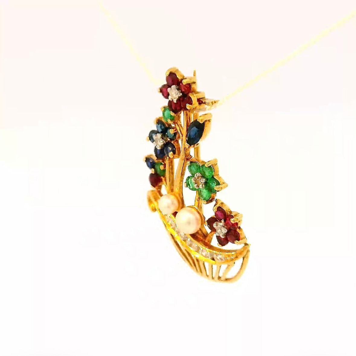Farbenfrohe Brosche in 18 Karat Gelbgold mit Smaragd, Rubin, Saphir & Brillanten