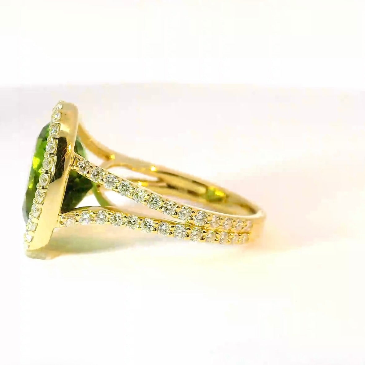 Edler Ring in 14 Karat Gelbgold mit hochfeinem Lagoon-Turmalin & Brillanten