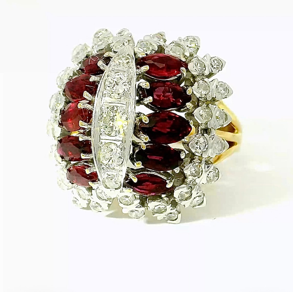 Extravagant cocktail ring in 18 karat gold with rubies and brilliant-cut diamonds
