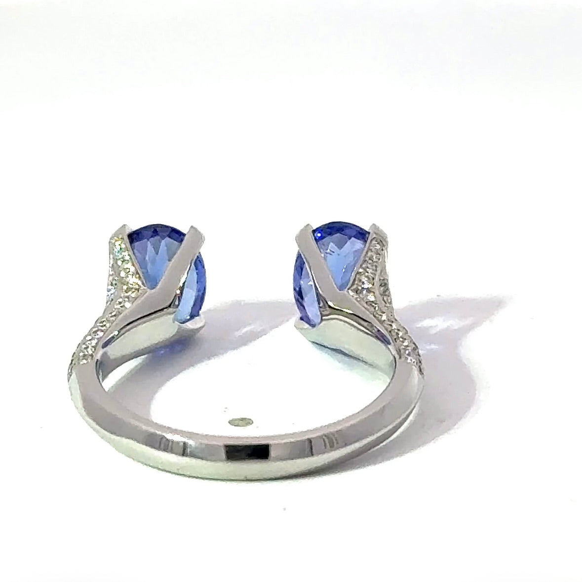 Ausgefallener Ring in 14 Karat Weißgold mit Tansaniten & Brillanten