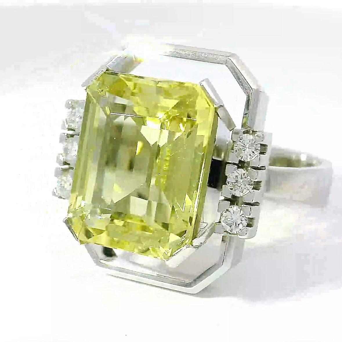 One-of-a-kind ring in 18 karat white gold with lemon quartz & brilliant-cut diamonds