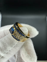 Ausgefallener Ring in 18 Karat Gelbgold mit leuchtend blauen Saphiren und Brillanten