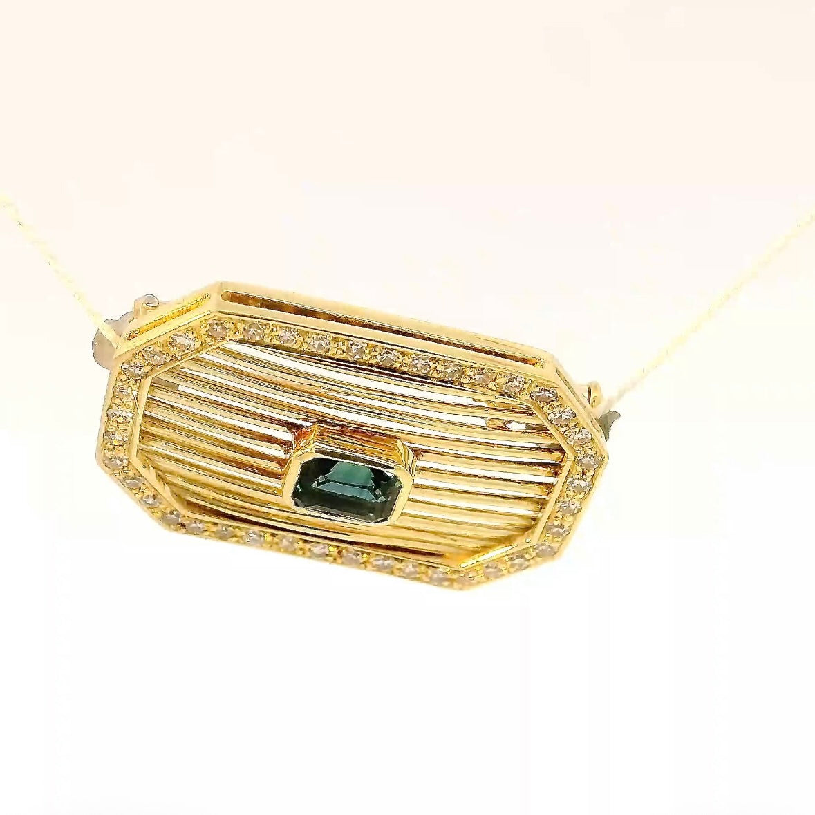 Elegante Brosche in 14 Karat Gelbgold mit Saphir & Diamanten