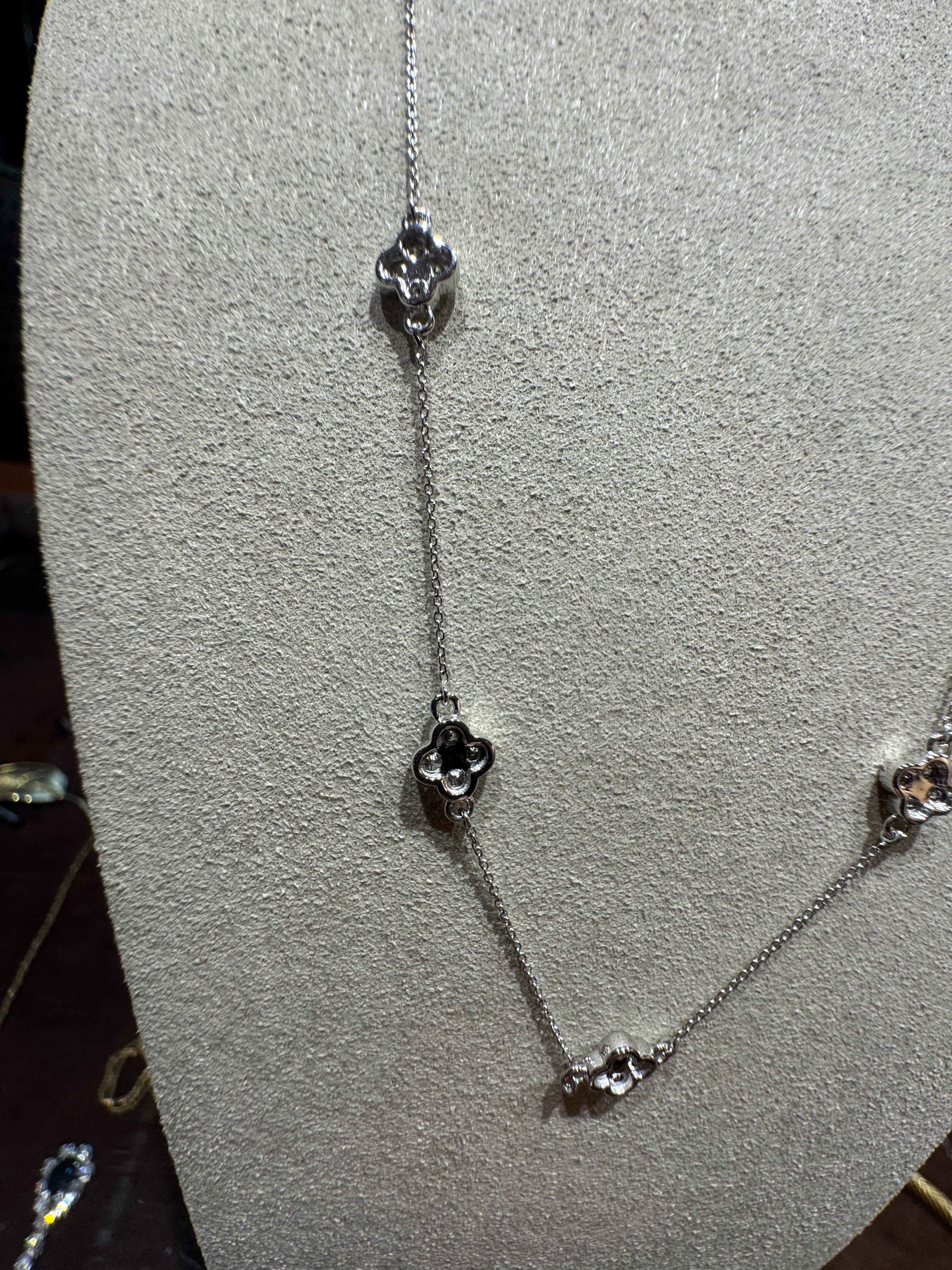 Modern necklace in 18 carat white gold with fine brilliant-cut diamonds