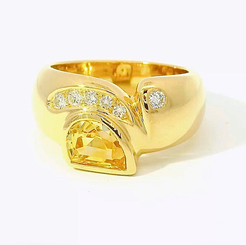 Handgefertigter Ring in 18 Karat Gelbgold mit gelbem Saphir und Brillanten