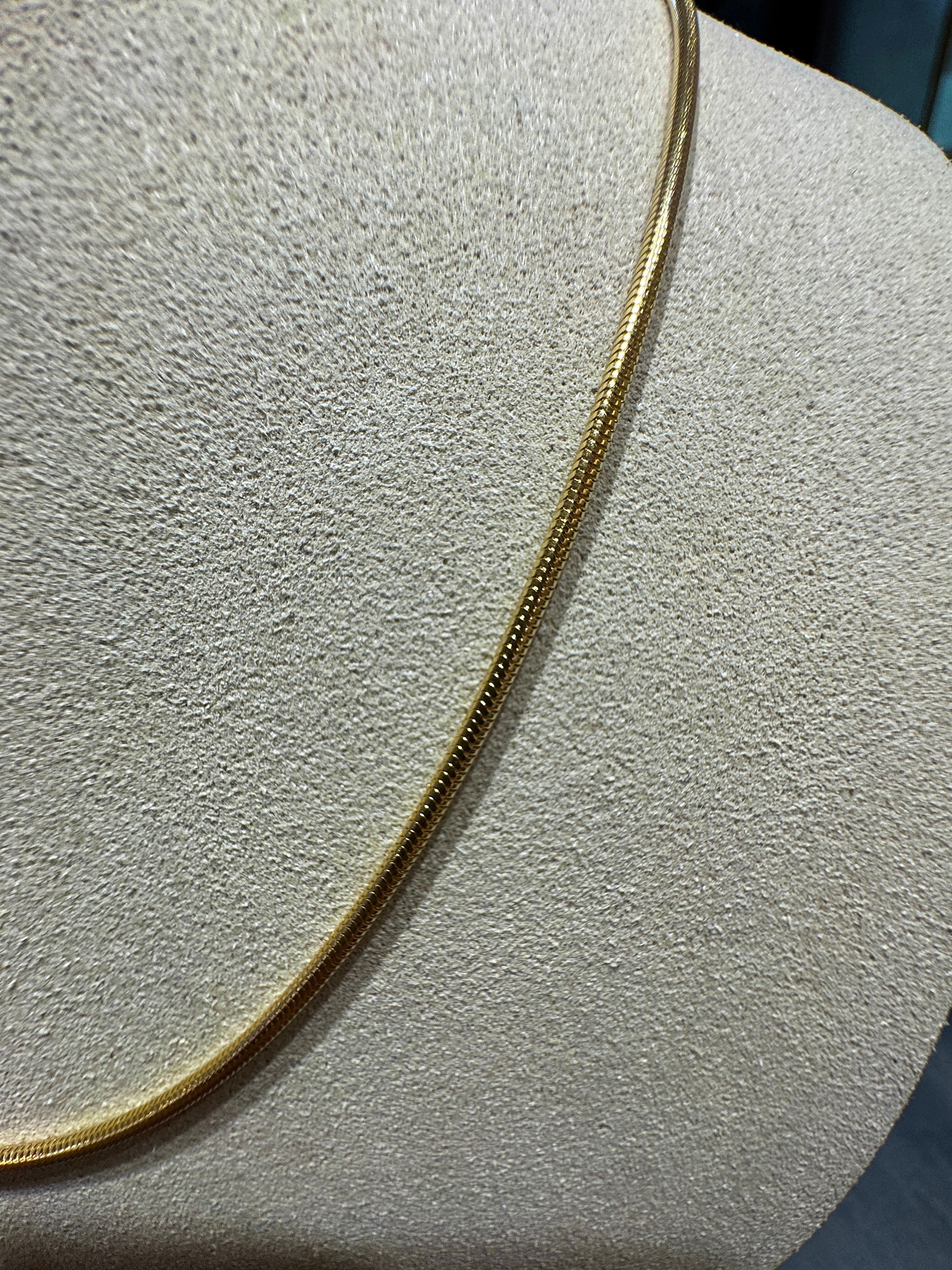 Elegant snake chain in 9 karat yellow gold with a spring ring clasp