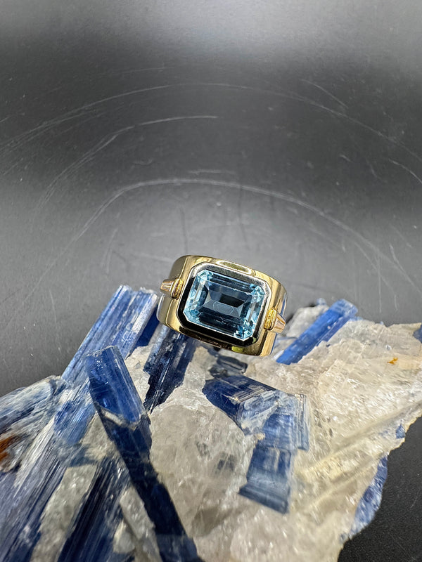 Hochwertiger Ring in 18 Karat Gelbgold mit Aquamarin & Diamanten