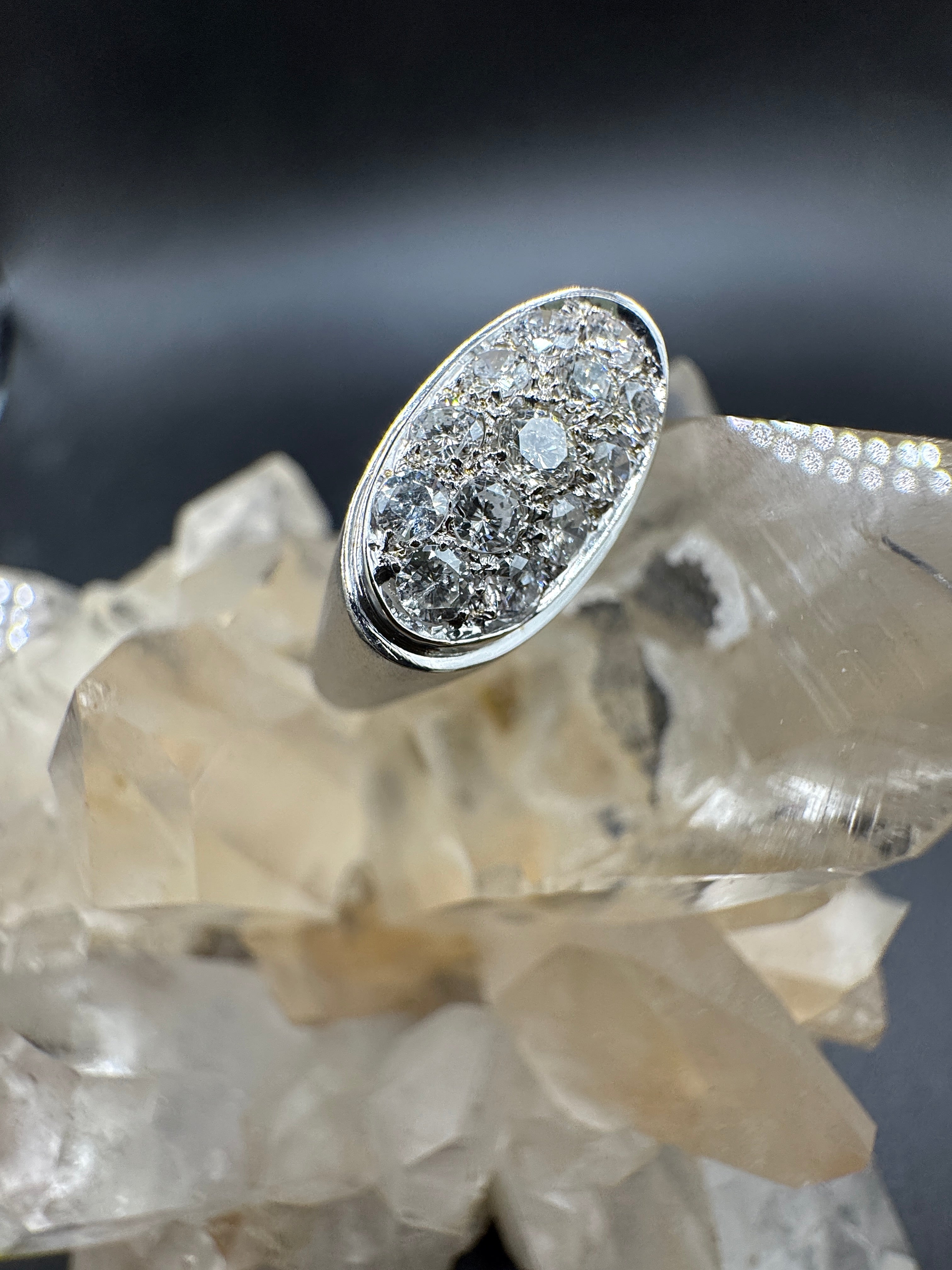 Massieve 18k witgouden ring bezet met zeer fijne pavé briljant geslepen diamanten