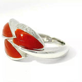 Edler Ring in 18 Karat Weißgold mit leuchtender Koralle & Brillanten