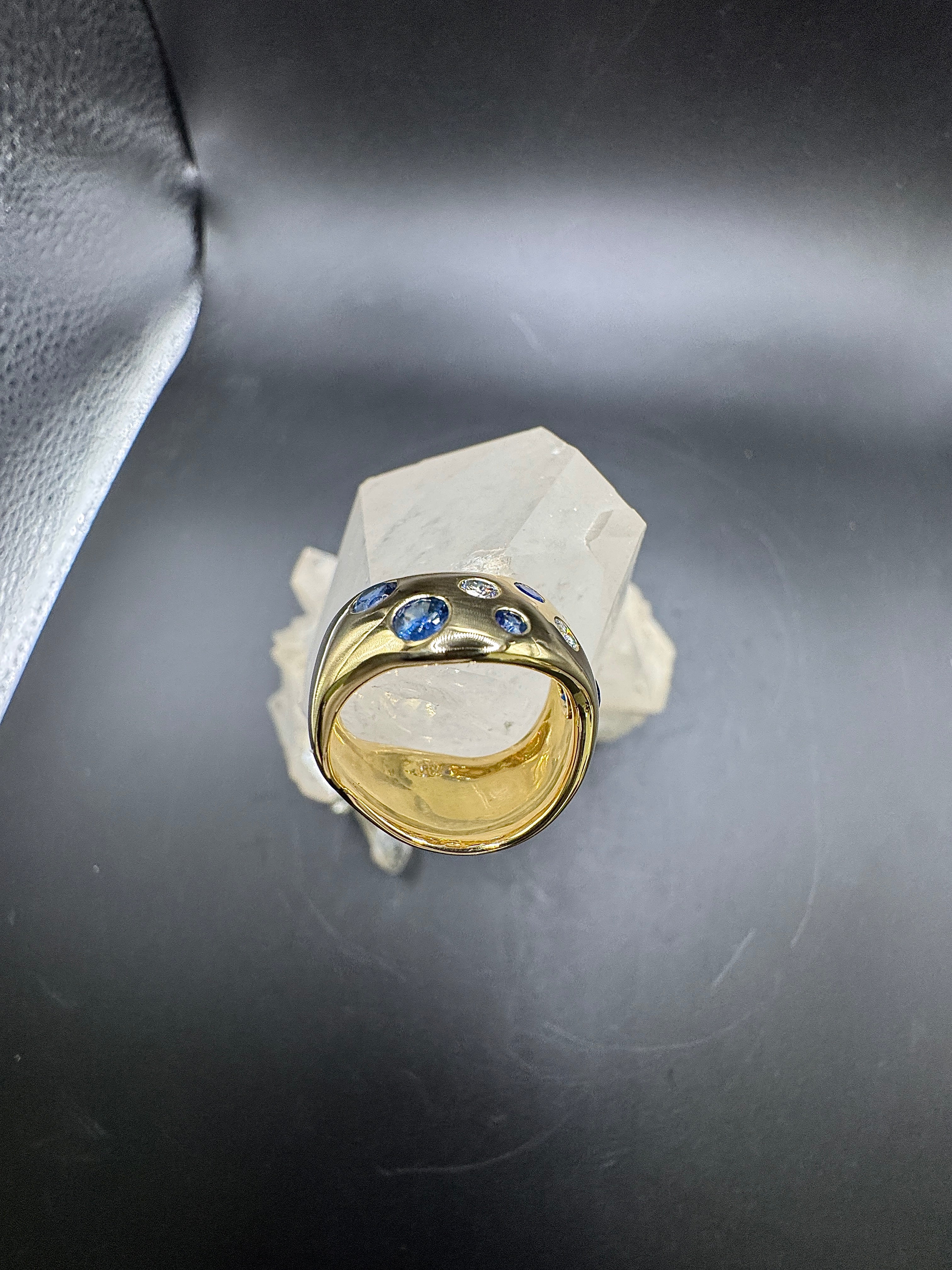 Eleganter Ring in 18 Karat Gelbgold mit Saphiren & Brillanten