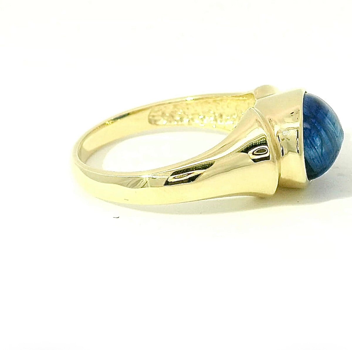 Zeitloser Ring in 9 Karat Gelbgold mit Saphir-Cabochon