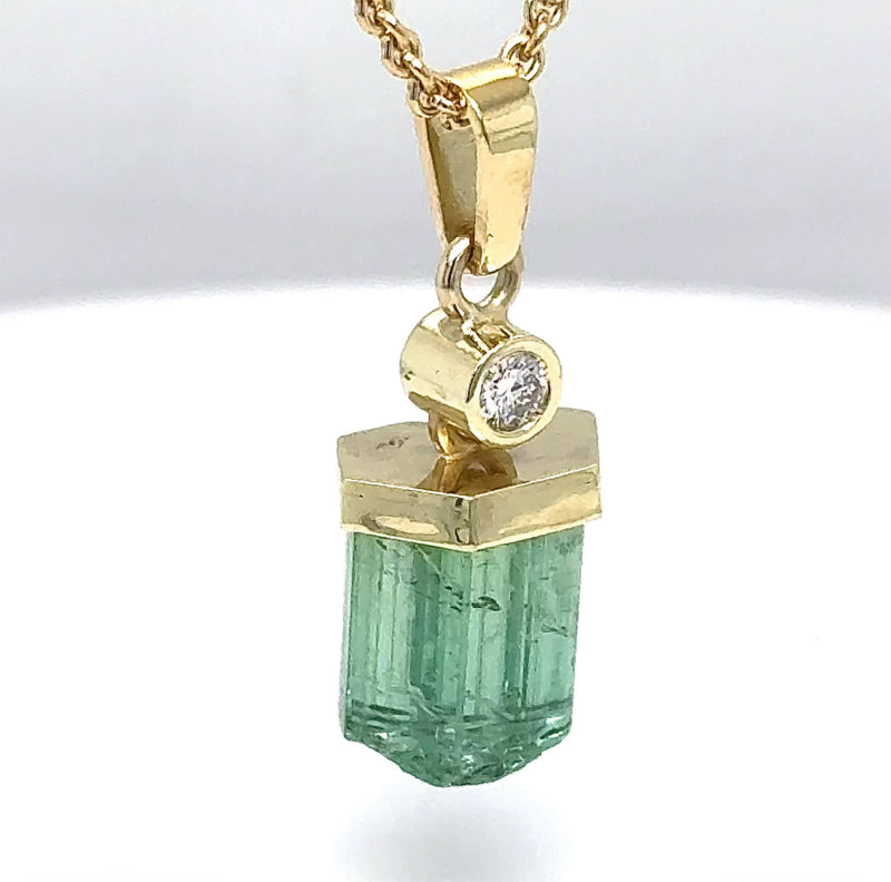 Stilvoller Turmalin Anhänger in 14 Karat Gelbgold mit feinen Brillant - Handarbeit