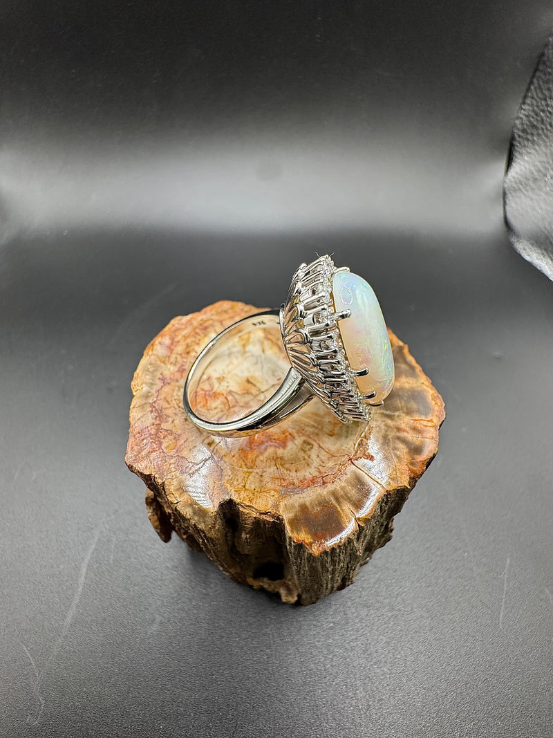 Hochfeiner Cocktailring in 18 Karat Weißgold mit austral. Opal & Brillanten