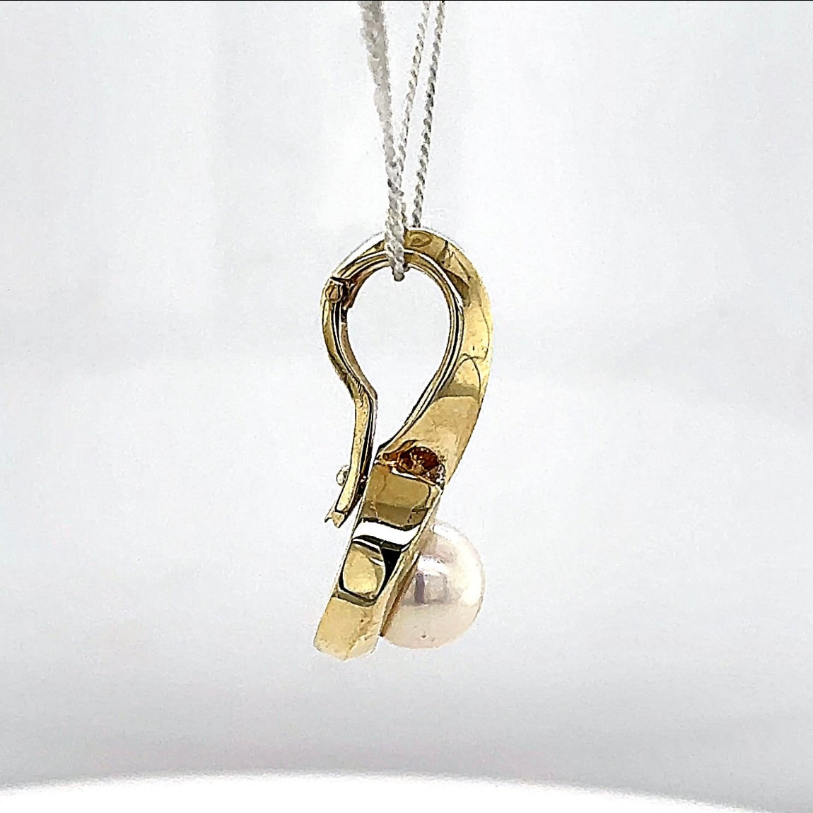 Eleganter Vintage-Anhänger in 14 Karat Gelbgold mit Brillant und Akoya-Perle