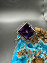 Massiver Ring in 18 Karat Weißgold mit Amethyst und Brillanten