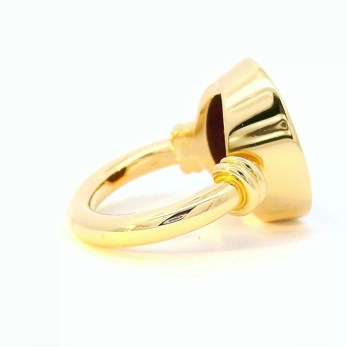 Handgefertigter Augsburger Ring in 18 Karat Gelbgold mit Granat-Siegel