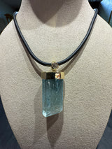 Ausgefallener Aquamarin-Anhänger in 14 Karat Gelbgold mit Brillant