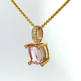 Steinbetonter Anhänger in 14 Karat Gelbgold mit rosa Kunzit & Brillanten