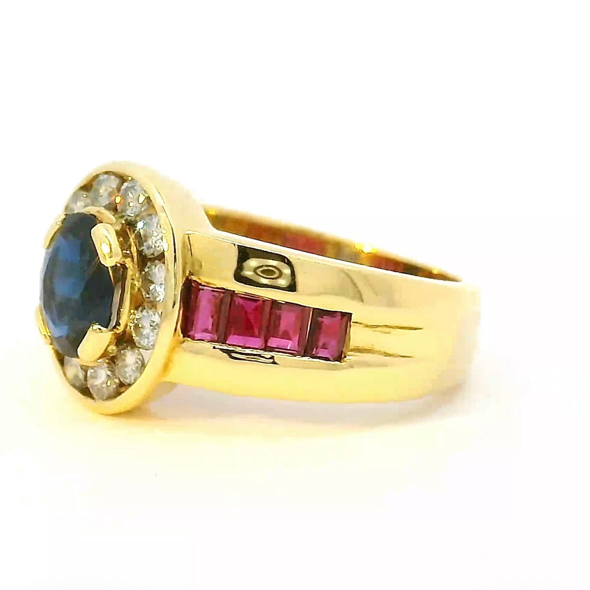 Edler Ring in 18 Karat Gelbgold mit Saphir, Brillanten & Rubinen