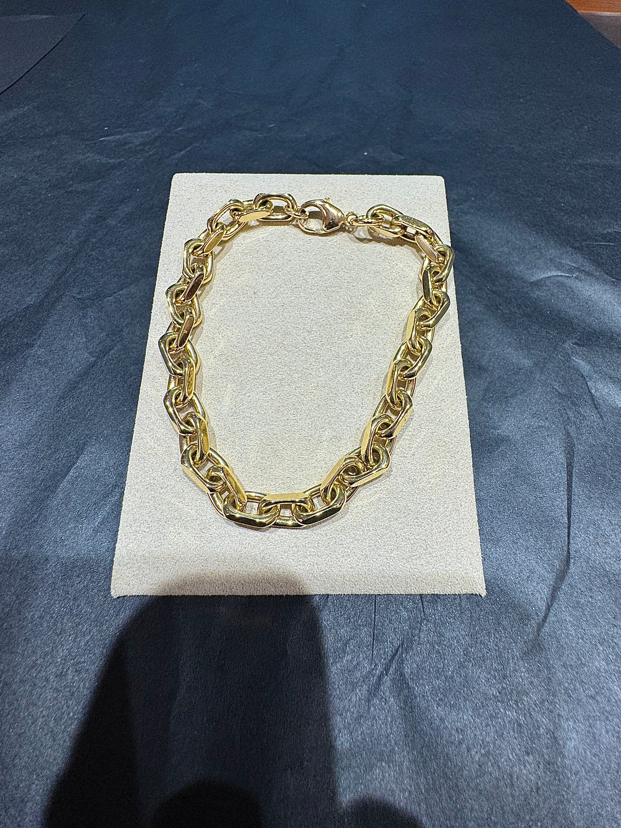Heavy diamond-cut bracelet in 14 karat yellow gold with lobster clasp