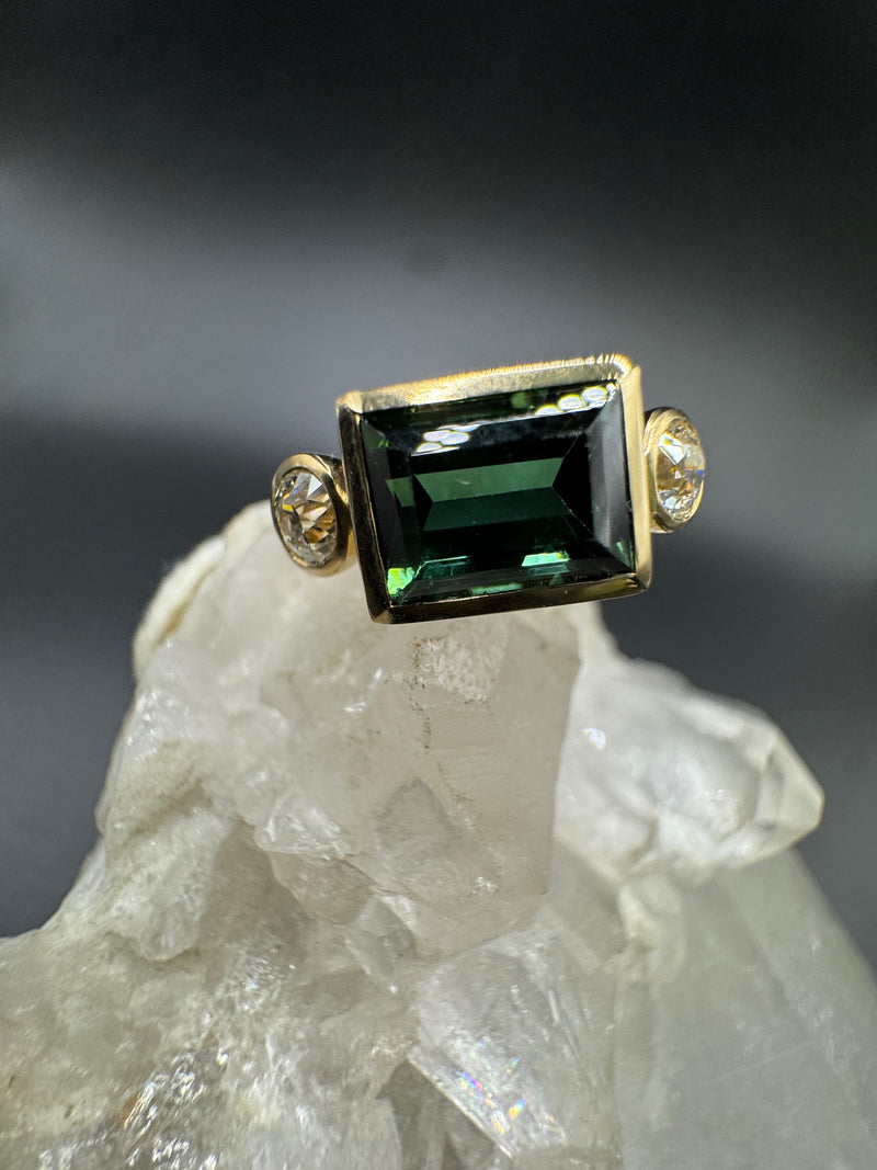 Moderner Turmalin Ring in 14 Karat Gelbgold mit Altschliff Diamanten