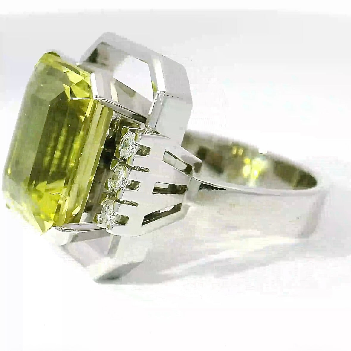 One-of-a-kind ring in 18 karat white gold with lemon quartz & brilliant-cut diamonds