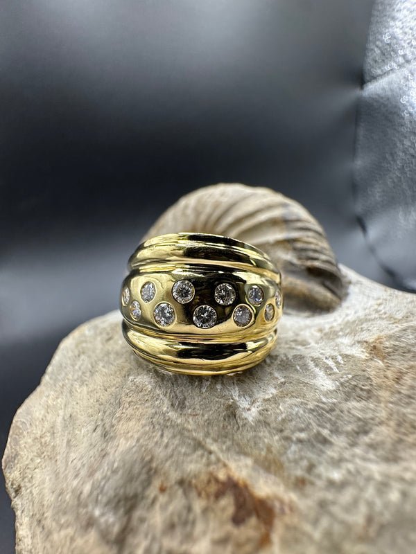 Leuchtender Ring in 18 Karat Gelbgold mit feinsten Brillanten